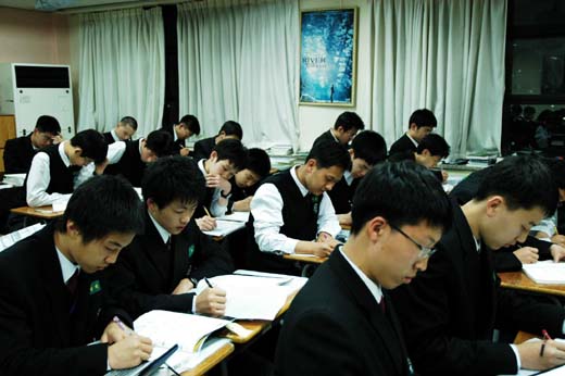 Korean high school students are studying even in midnight/Naver.com